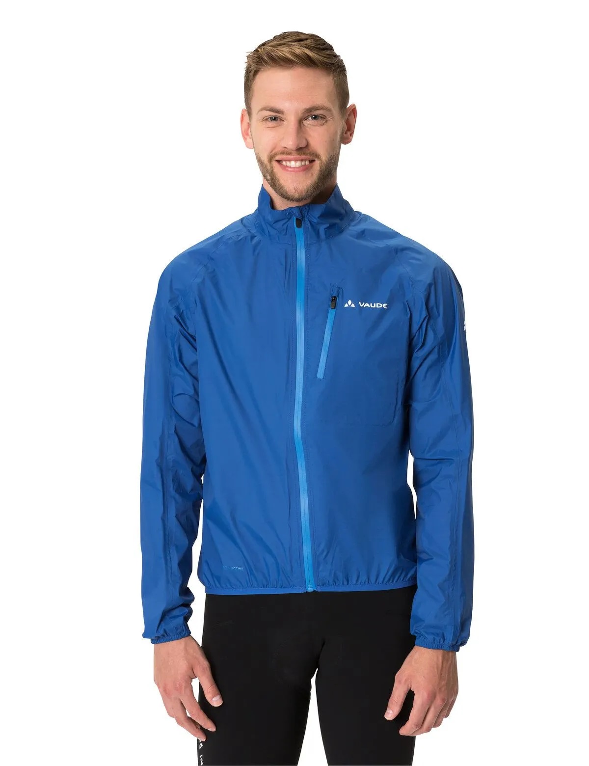VAUDE Men's Drop Jacket III Herren-Radregenjacke in signal blue, Vorderansicht angezogen
