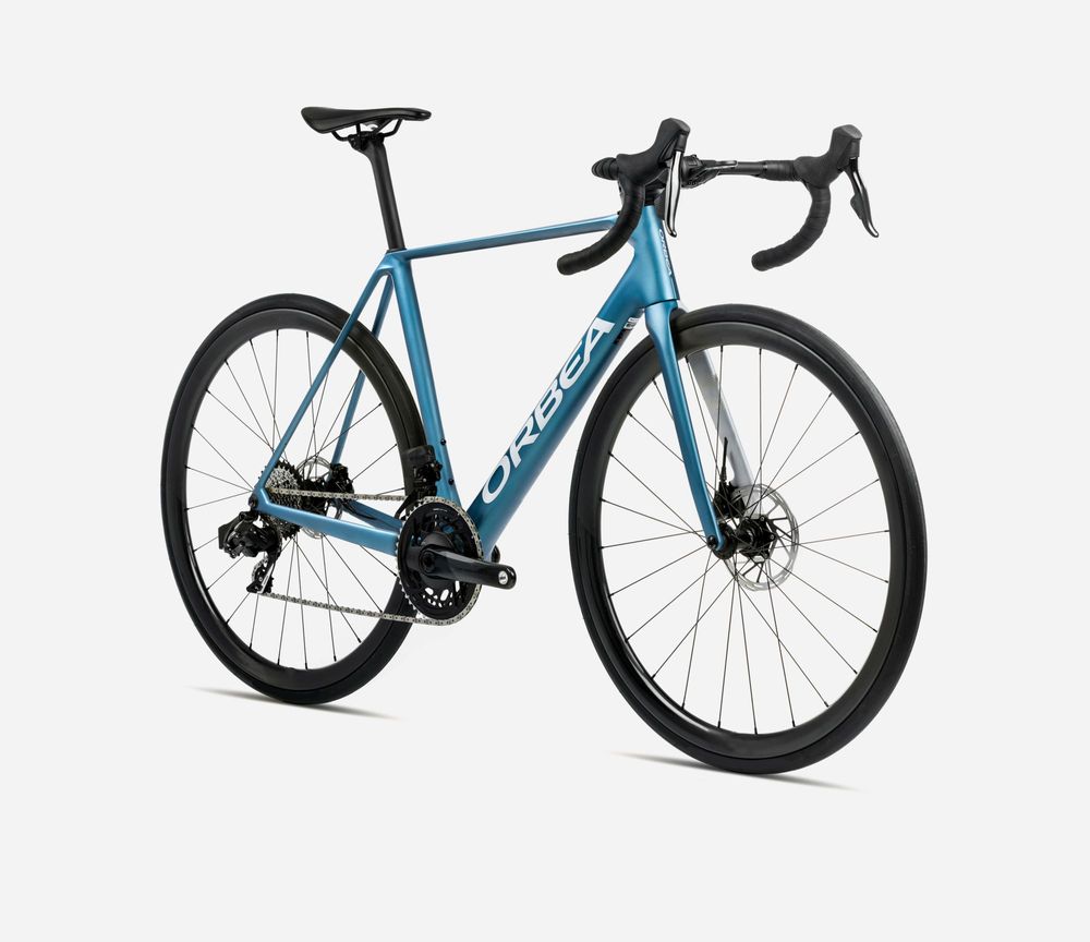 Orbea Orca M20iTeam 2025, Slate Blue-Halo Silver (Matt), Seitenansicht vorne