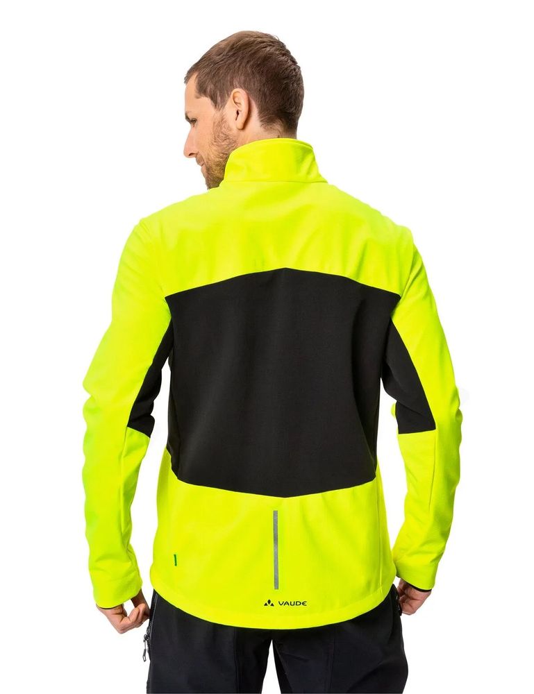 Vaude Men's Qimsa Softshell Jacket II in neon yellow, angezogen hinten