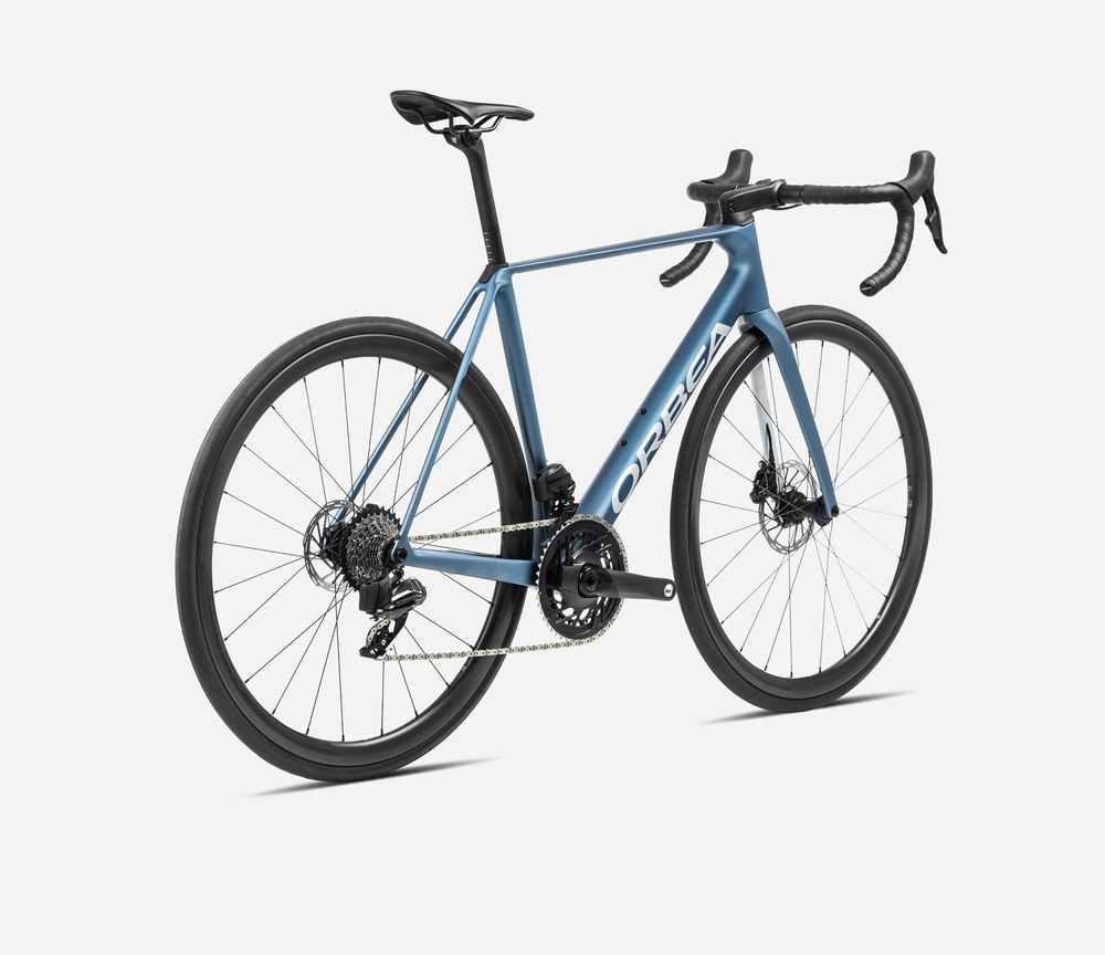 Orbea Orca M20iTeam 2024, Slate Blue-Halo Silver (Matt), Seitenansicht hinten