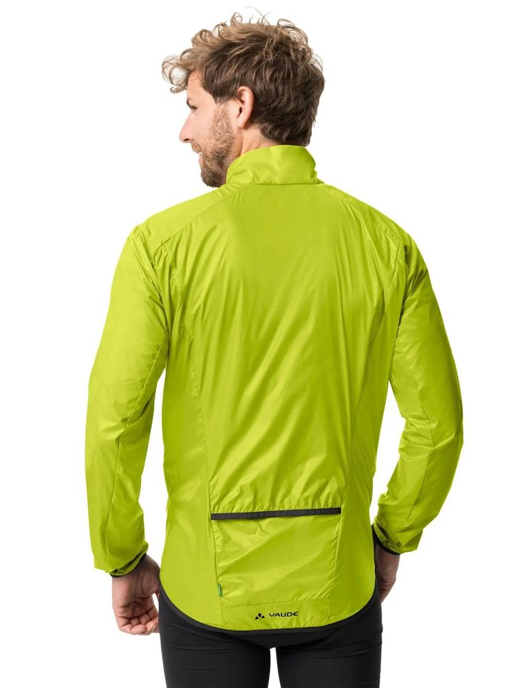 Vaude Men's Matera Air Jacket Windjacke in bright green, angezogen hinten