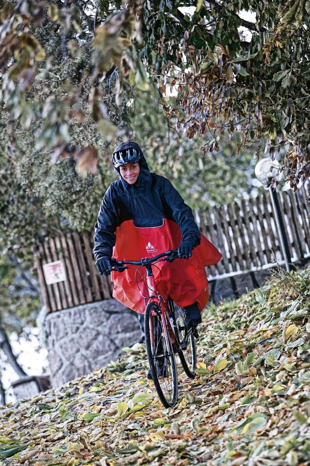 VAUDE Valero Poncho in lemon Radfahrponcho in action