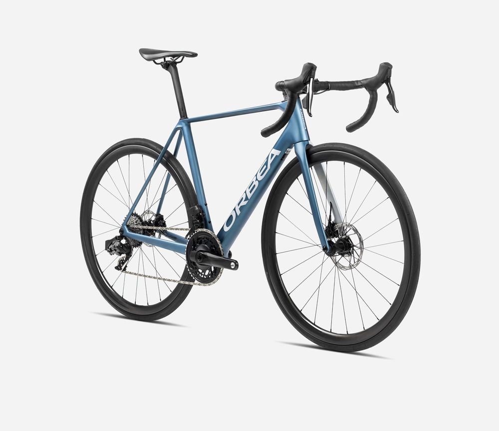 Orbea Orca M20iTeam 2024, Slate Blue-Halo Silver (Matt), Seitenansicht vorne