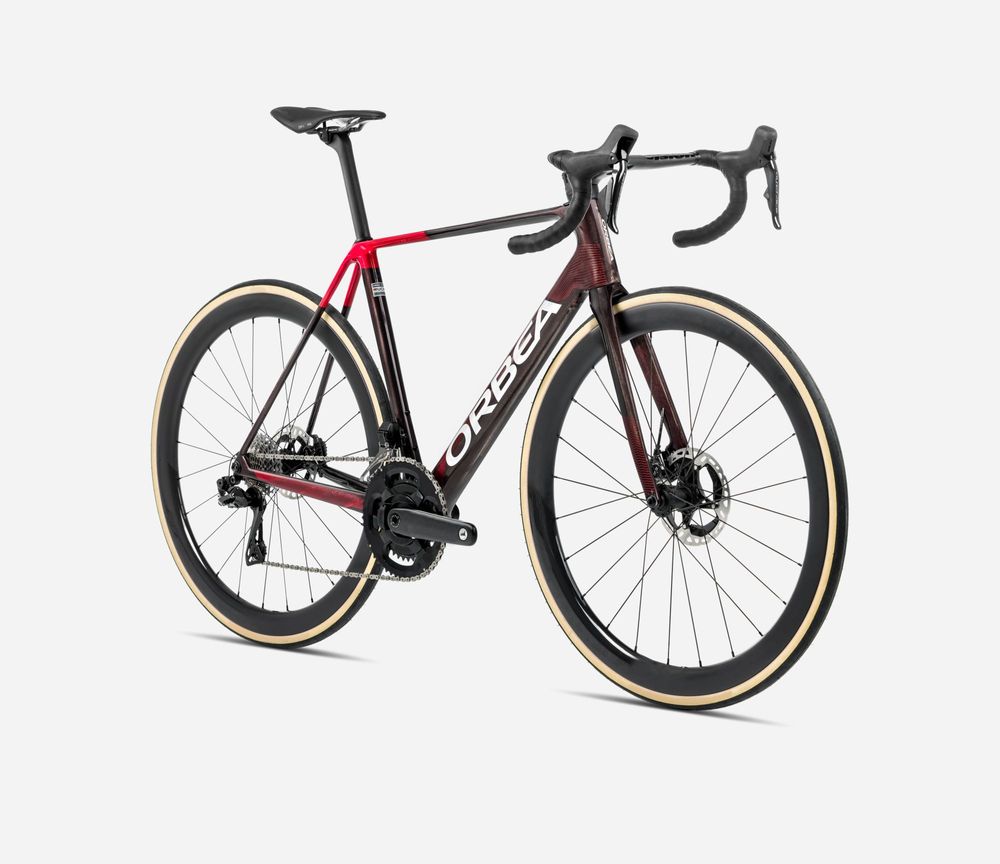 Orbea Orca M10I Replica 2025, Lotto - Dstny, Seitenansicht vorne