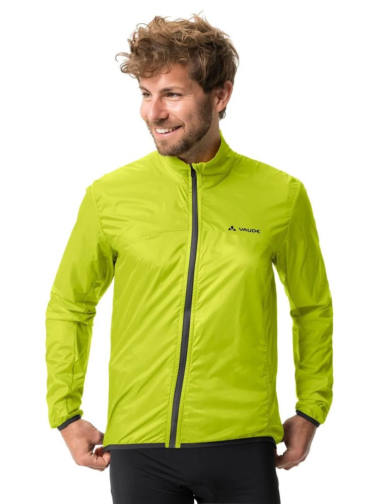 Vaude Men's Matera Air Jacket Windjacke in bright green, angezogen vorne