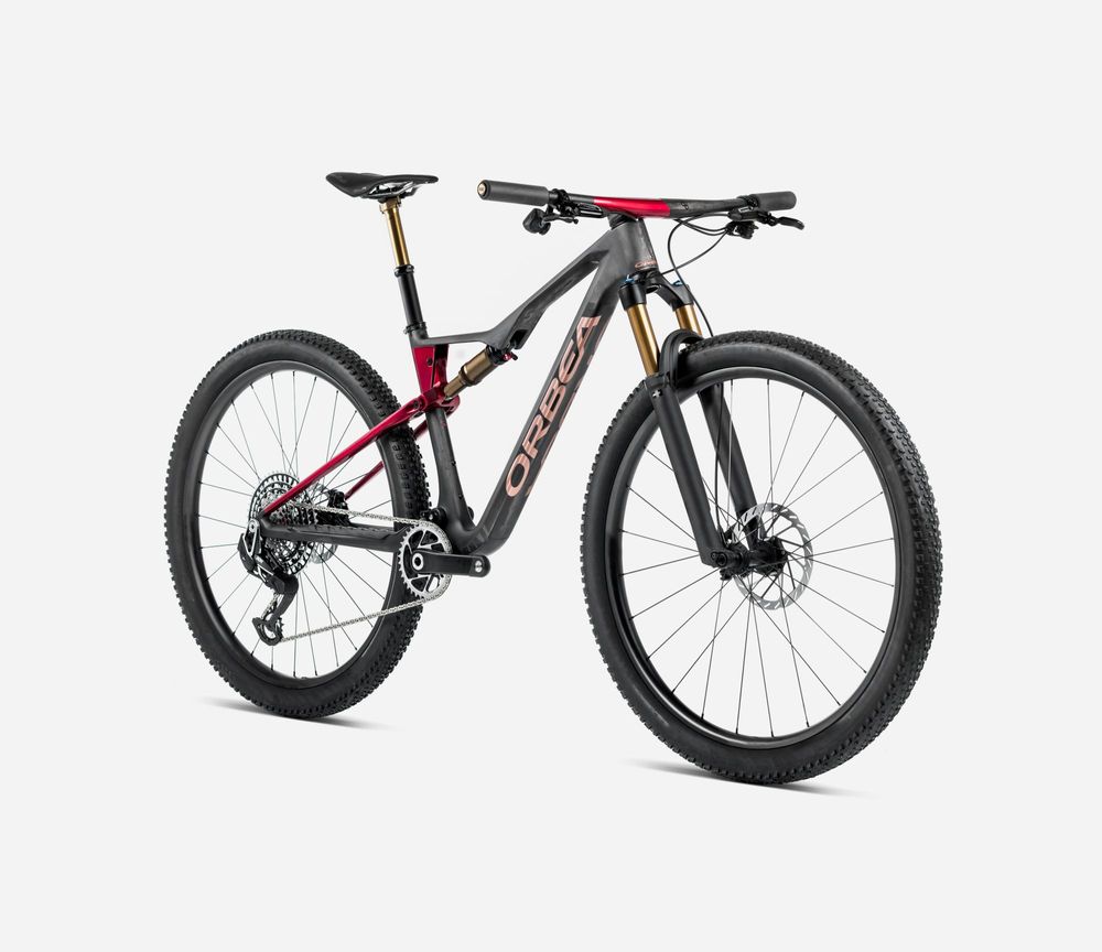 Orbea Oiz M-LTD 2025, Diamond Carbon View (Matt) - Cherry Red (Gloss), Seitenansicht vorne