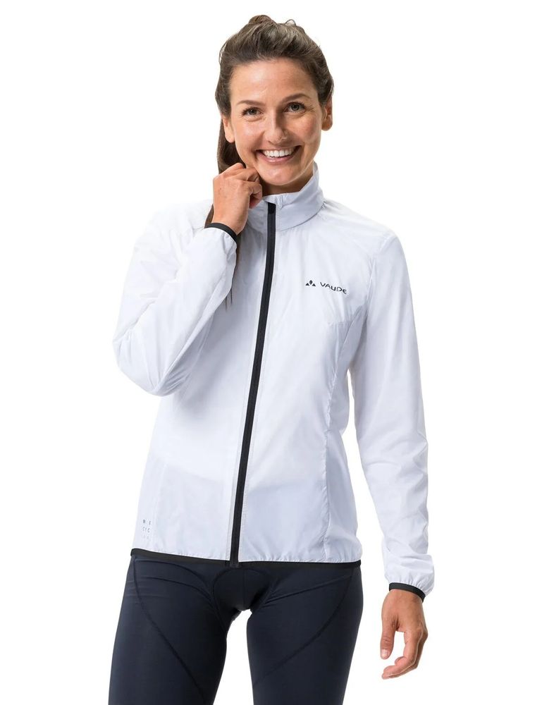 Vaude Women's Matera Air Jacket Windjacke in white, angezogen vorne