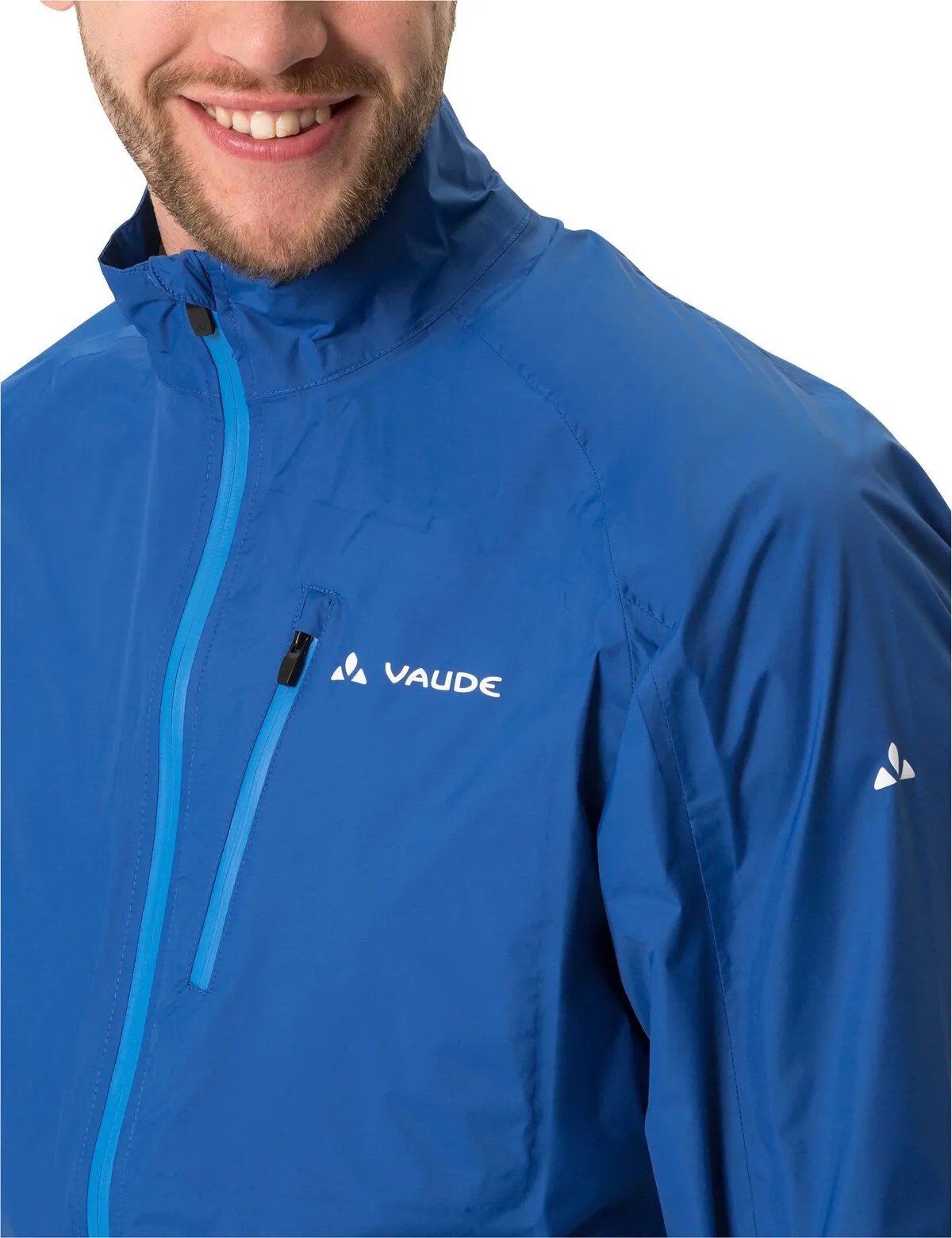 VAUDE Men's Drop Jacket III Herren-Radregenjacke in signal blue, Detail vorne
