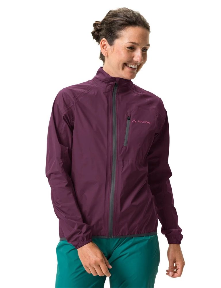 VAUDE Women's  Drop Jacket III Damen Rad-Regenjacke, cassis, Vorderansicht angezogen