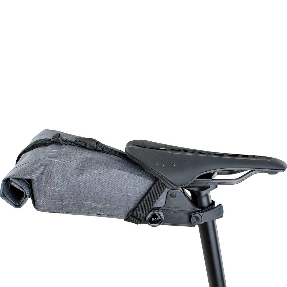 Evoc Seat Pack in Carbon Grey am Sattel 