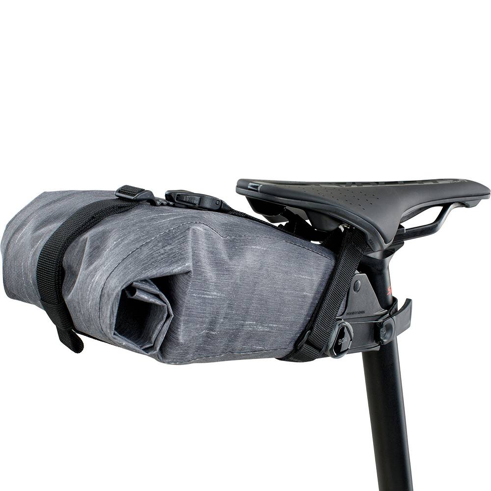 Evoc Seat Pack in Carbon Grey am Sattel gefüllt