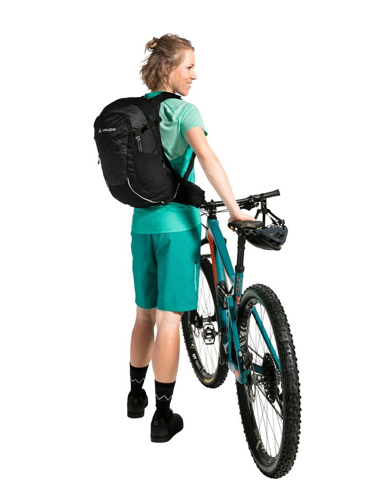 VAUDE Women's Tremalzo 18 Fahrradrucksack in action