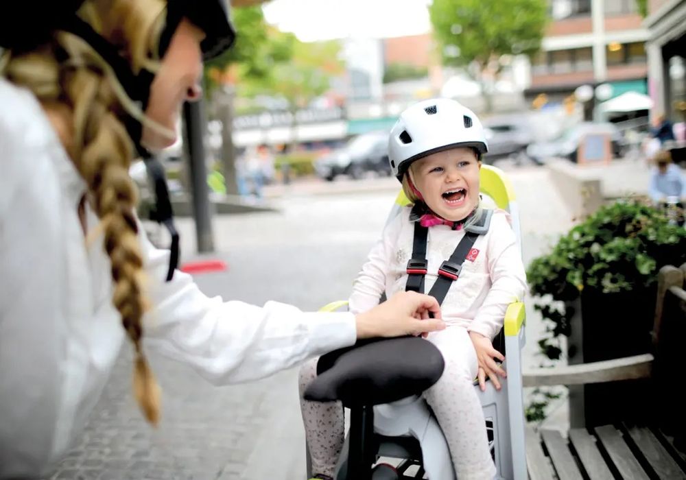 Hamax Amaze Kinderfahrradsitz mit Gepäckträgerhalterung, in Action