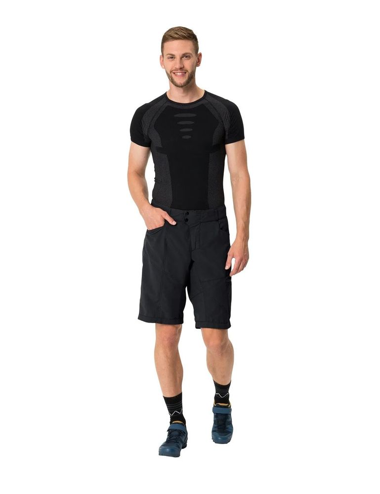 Vaude Men's Tamaro Shorts II Radshorts in black, Vorderanischt angezogen Ganzkörper