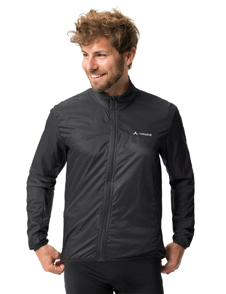 Vaude Men's Matera Air Jacket Windjacke in black, angezogen vorne