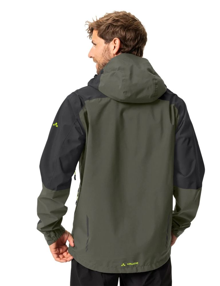 VAUDE Men's Moab Rain Jacket Herren-Radregenjacke in khaki, Rückansicht angezogen